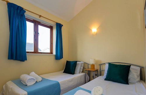 Croyde Ski Chalet | CROYDE DUNE LODGE | 3 Bedrooms | Located on beach path | Ramped Access