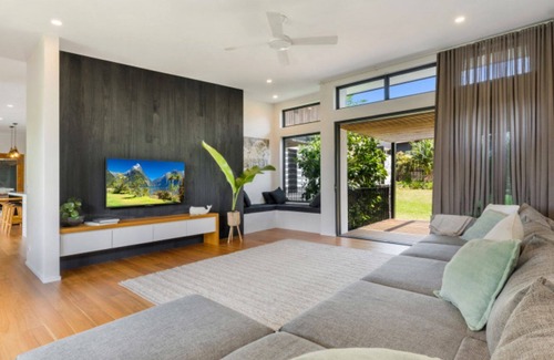 Castaways Beach House | Crusoe Court 3 - Tropical Oasis