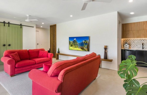 Castaways Beach House | Crusoe Court 3 - Tropical Oasis