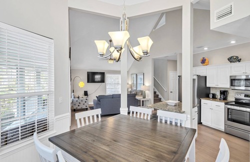 Crystal Shores House | Crystal Beach|Newly Remodeled|Free WiFi|Pool|Pet-Friendly|Walk to beach