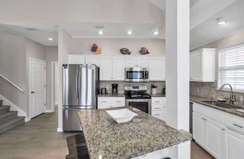 Crystal Shores House | Crystal Beach|Newly Remodeled|Free WiFi|Pool|Pet-Friendly|Walk to beach
