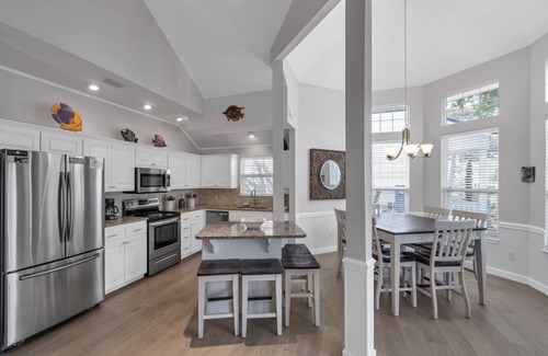 Crystal Shores House | Crystal Beach|Newly Remodeled|Free WiFi|Pool|Pet-Friendly|Walk to beach