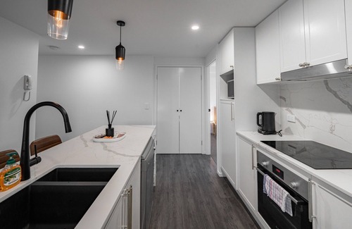 Chermside Apartment | CS1 Hidden 2BR1BA Apt w parking walk to Westfield