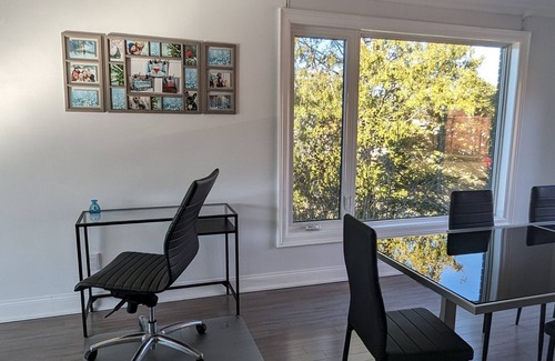 Brookhaven - Amesbury House | Cul de Sac Oasis in the City