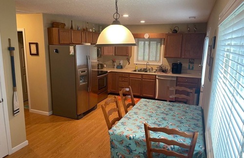 Jamestown Cottage | Cumberland Lake House - 2 miles from Jamestown Marina - Sleeps 11