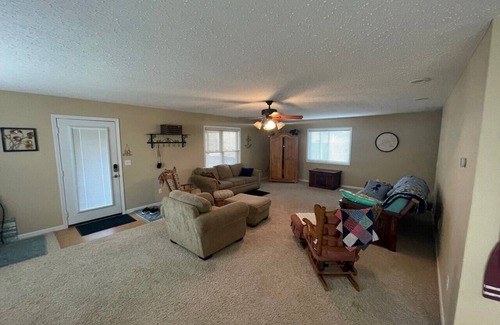 Jamestown Cottage | Cumberland Lake House - 2 miles from Jamestown Marina - Sleeps 11