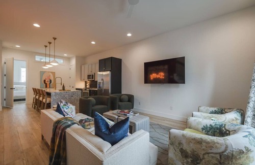 East Bank Apartment | Cumberland Social I Rooftop Hot Tub!