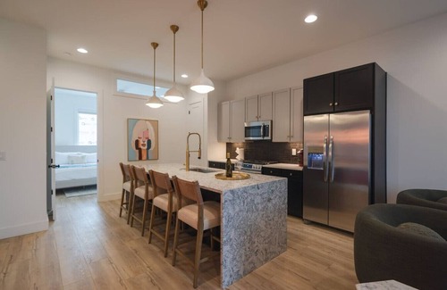 East Bank Apartment | Cumberland Social I Rooftop Hot Tub!