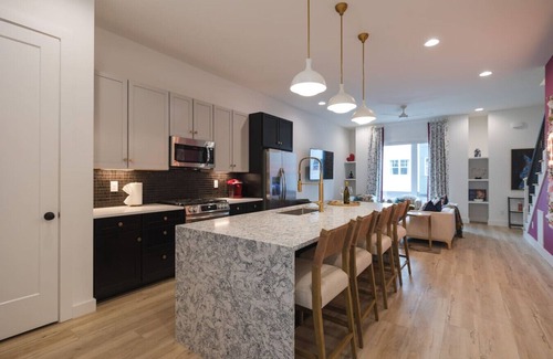 East Bank Apartment | Cumberland Social I Rooftop Hot Tub!