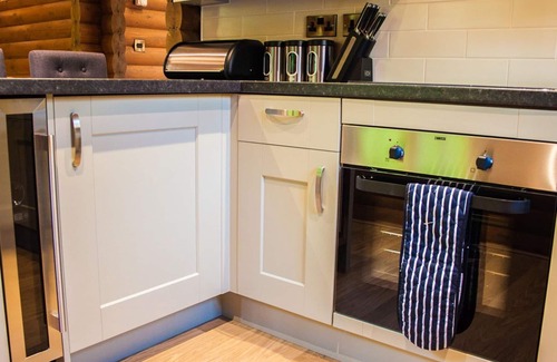 Pickering Ski Chalet | Curlew Lodge - sleeps 4 | Hot Tub, Dog Friendly | 4* Gold Award