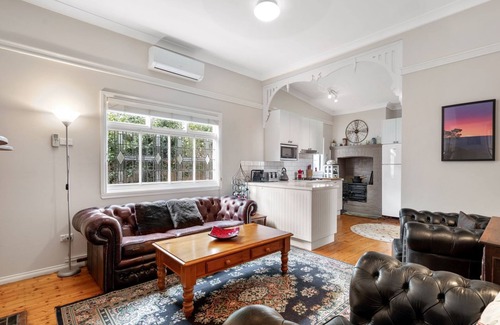 Blackheath House | Currawong Cottage with views