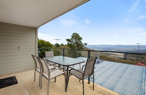 Blackheath House | Currawong Cottage with views
