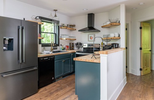 Hendersonville Apartment | Custom Modern Cabin next to Winery