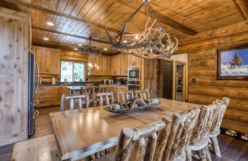 Rio Vista Estates House | Custom riverfront log home w/hot tub, decks & fireplace