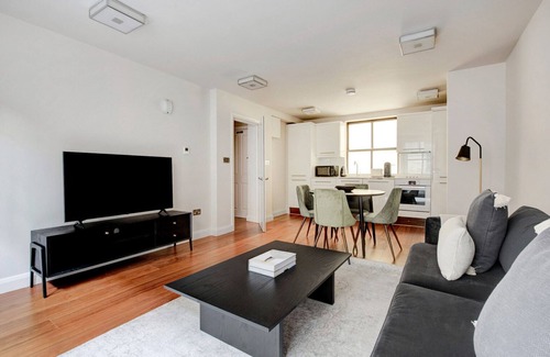Bridge Apartment | Cute 1BR Apt in the City close to Monument & London Bridge by Blueground