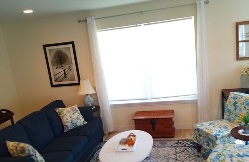 Kirkwood House | Cute 2-Bed 2- Bath Cottage in Kirkwood MO