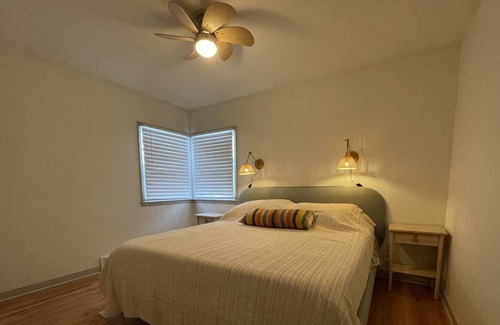 Merriam Park West House | Cute 2 bedroom/1 bath vacation getaway w/laundry