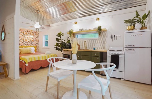 South Bloomingville Cabin | Cute and Cozy! Relax in Hot Tub! Caves Close