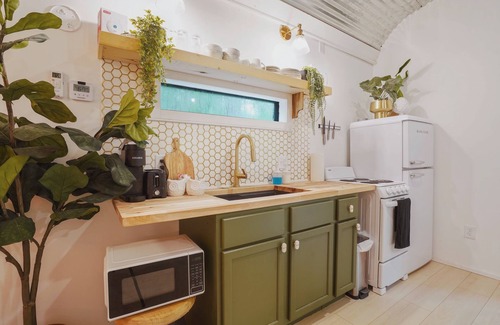 South Bloomingville Cabin | Cute and Cozy! Relax in Hot Tub! Caves Close