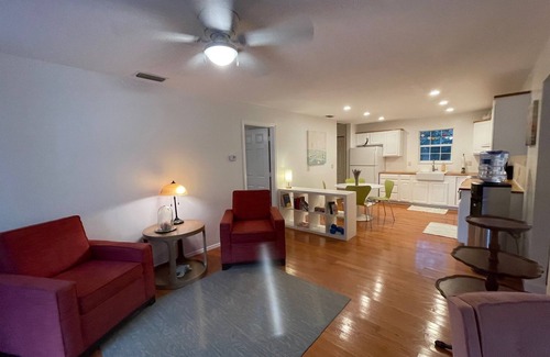 Tarpon Springs House | Cute, clean, 2B.2ba Home in Historic district -Near bayou & Craig Park.