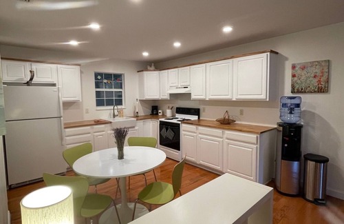 Tarpon Springs House | Cute, clean, 2B.2ba Home in Historic district -Near bayou & Craig Park.
