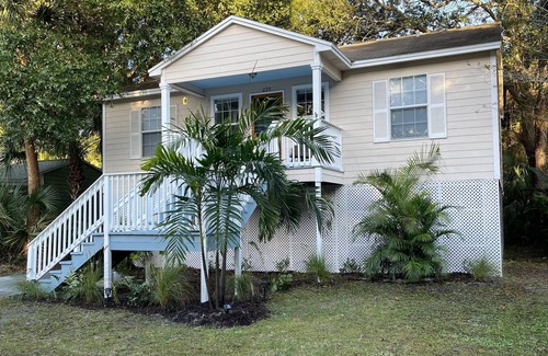 Tarpon Springs House | Cute, clean, 2B.2ba Home in Historic district -Near bayou & Craig Park.
