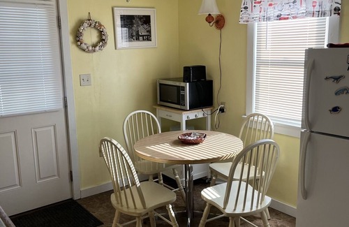 Geneva-on-the-Lake Cottage | Cute, clean, cozy and pet friendly cottage that is 10 minute walk to the strip.
