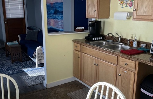 Geneva-on-the-Lake Cottage | Cute, clean, cozy and pet friendly cottage that is 10 minute walk to the strip.