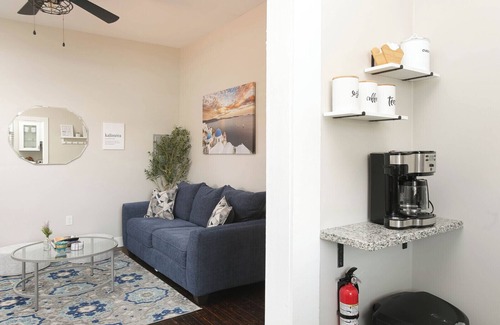 Government Hill Apartment | Cute/Cozy mins. from everything! + Cowboy pool