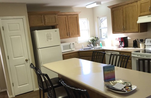Lone Rock House | Cute House w/Deck Overlooking White River
