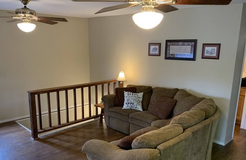 Lone Rock House | Cute House w/Deck Overlooking White River