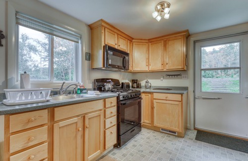 Weston House | Cute Riverfront Home w/Free WiFi, Washer/Dryer, & Private Deck - Close to Okemo