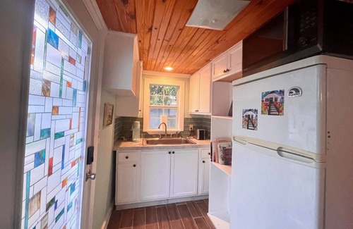 Georgetown House | Cute Studio Cottage with large deck. Walk to Historic Downtown Georgetown. Quiet Neighborhood.