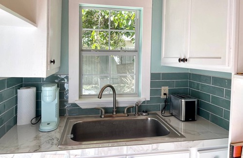 Georgetown House | Cute Studio Cottage with large deck. Walk to Historic Downtown Georgetown. Quiet Neighborhood.