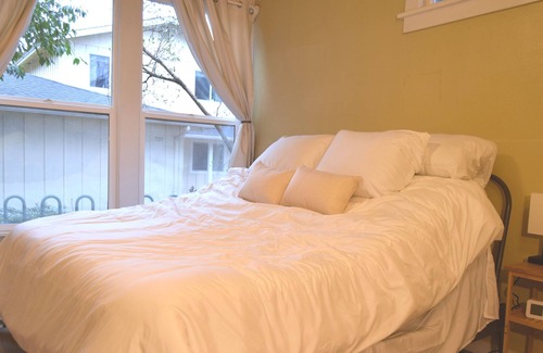 Amazon Apartment | Cute Studio House - Walk to U of O or Hayward Field