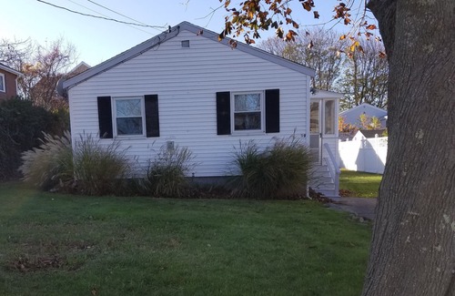 Manomet House | Cute Summer Cottage - 5 min walk to the beach!