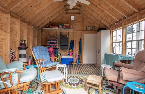 Manomet House | Cute Summer Cottage - 5 min walk to the beach!