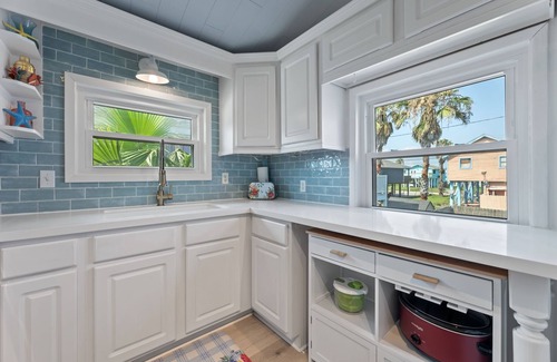 Pirates Beach House | Cute w/hot tub, tiki bar, walk to beach. Just added cowboy pool!