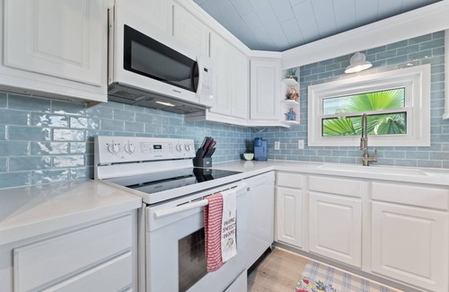 Pirates Beach House | Cute w/hot tub, tiki bar, walk to beach. Just added cowboy pool!