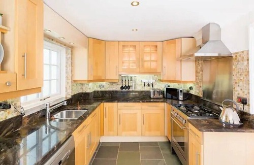 Warwick House | CV37 7QY 1 Wheelwright Mews, Leek Wooton · Gorgeous 3Bed Cottage, Peaceful Village & Parking | Pass The Keys