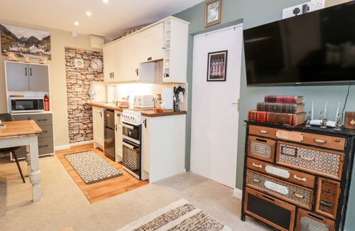 Beddgelert Cottage | CWM CAETH COTTAGE, romantic, with a garden in Beddgelert