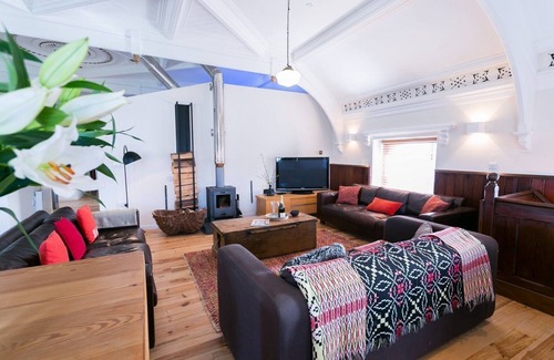 Ty Croes Apartment | Cwyfan - a dog that sleeps 8 guests in 4 bedrooms