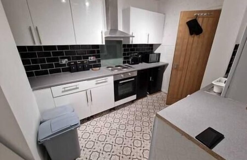 Plasnewydd Apartment | Cyfarthfa Double Room 3 - Shared Bathroom - Near City Centre
