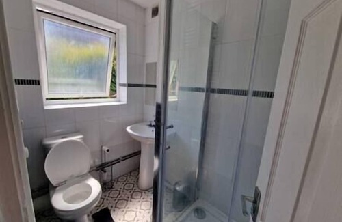 Plasnewydd Apartment | Cyfarthfa Double Room 3 - Shared Bathroom - Near City Centre
