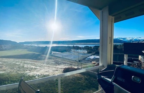 Quincy House | D14 Home by pool & Gorge shuttle. 2 decks w/Columbia/tennis courts/pool view