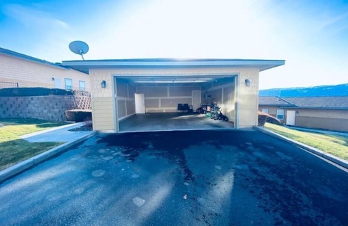 Quincy House | D14 Home by pool & Gorge shuttle. 2 decks w/Columbia/tennis courts/pool view