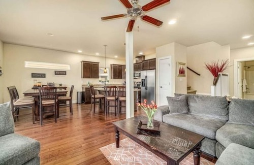 Quincy House | D25-2 Deck Unit Riverview w/ATCH garage Sunserra nearby heated pool and hot tub
