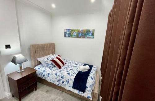 Becontree House | Dagenham 3-Beds Sleeps 5 12 min walk to Metro