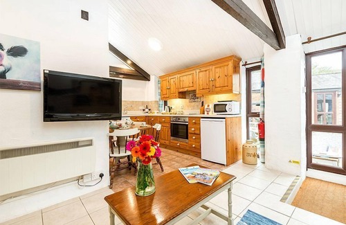 Whitchurch Canonicorum Cottage | Dairy Barn with Log Burner, Indoor Pool & Spa Access - sleeps 4 guests in 2 bedrooms - Alpacas!