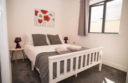 Kidlington Apartment | Daisy Lodge - Spacious Two Bed Flat - Parking, Netflix, WIFI - Close to Blenheim Palace & Oxford - F1